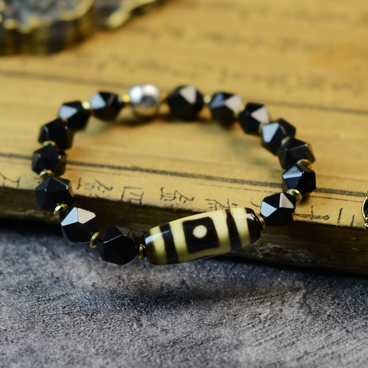 Vajra Single-Eyed Dzi Bracelet