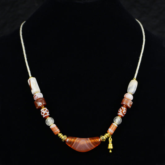Vajra Bull Horn-Shaped Vein Agate Necklace