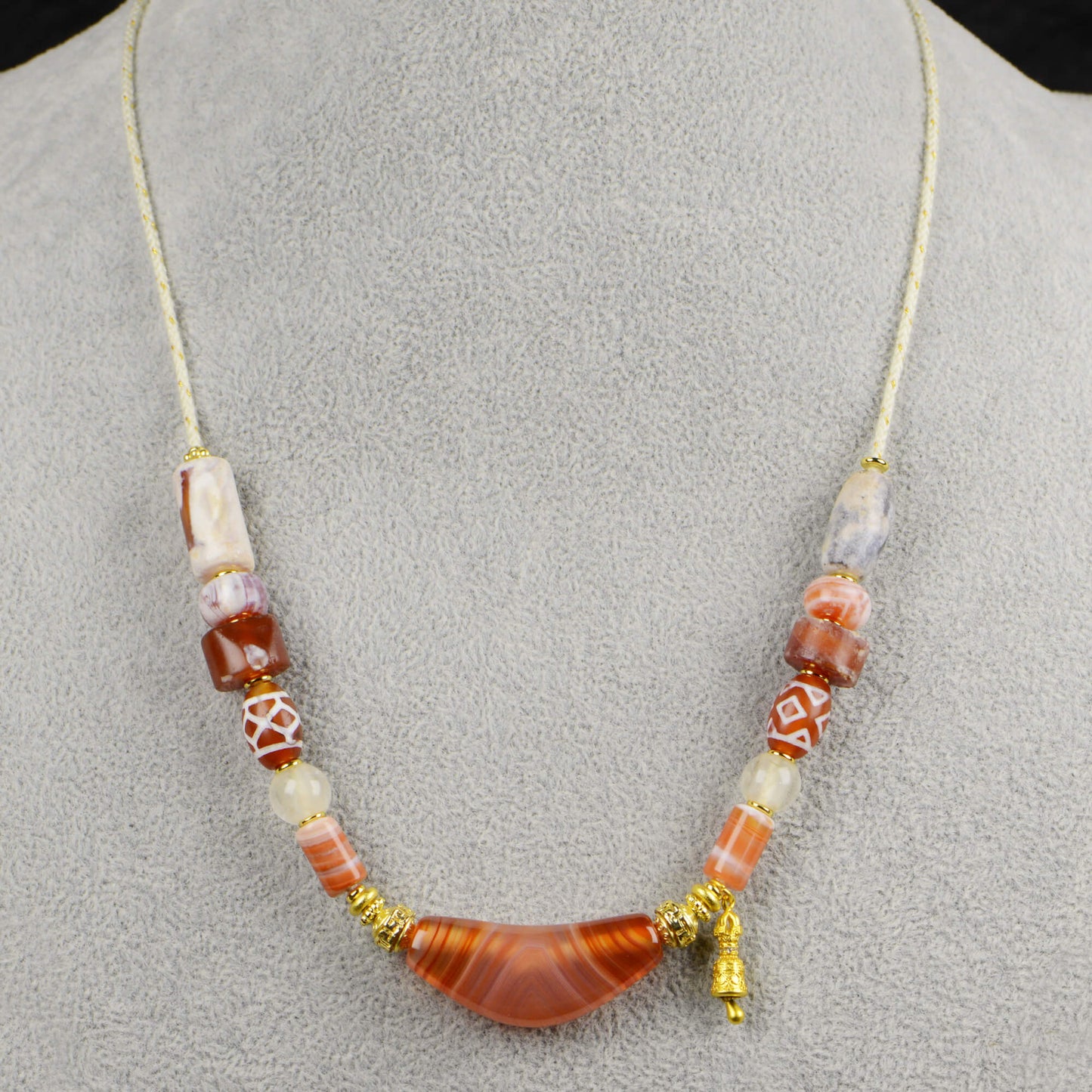 Vajra Bull Horn-Shaped Vein Agate Necklace