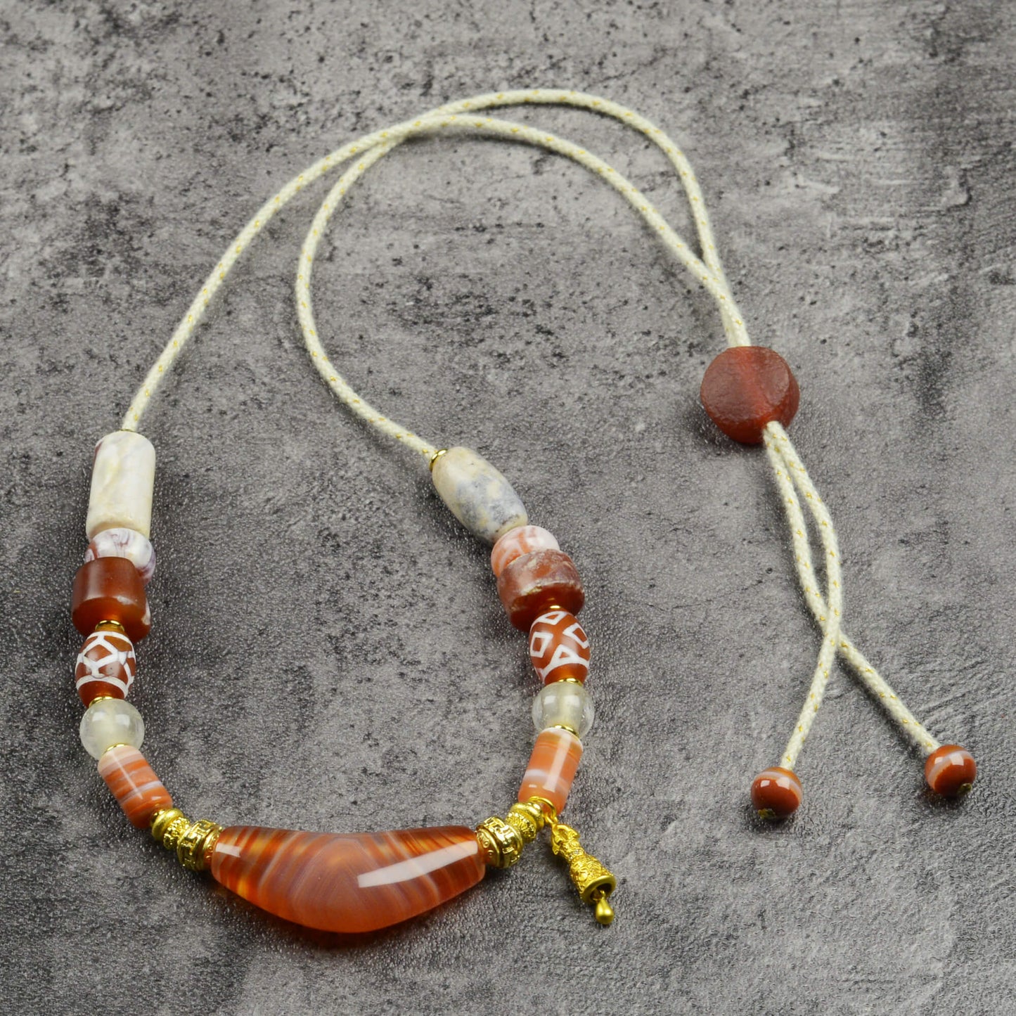 Vajra Bull Horn-Shaped Vein Agate Necklace