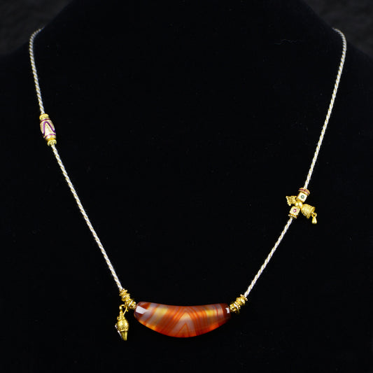 Vajra Bull Horn-Shaped Vein Agate Necklace