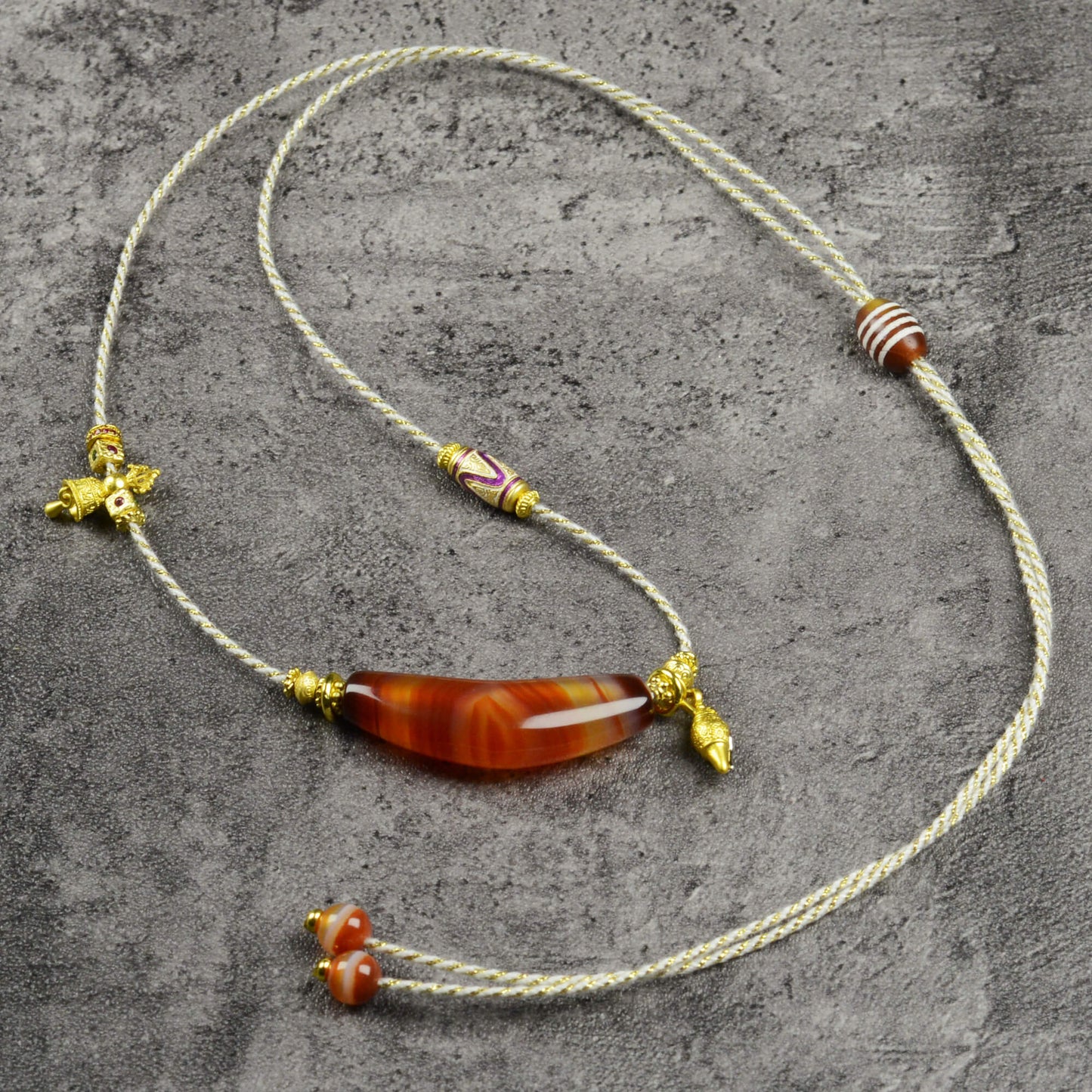 Vajra Bull Horn-Shaped Vein Agate Necklace