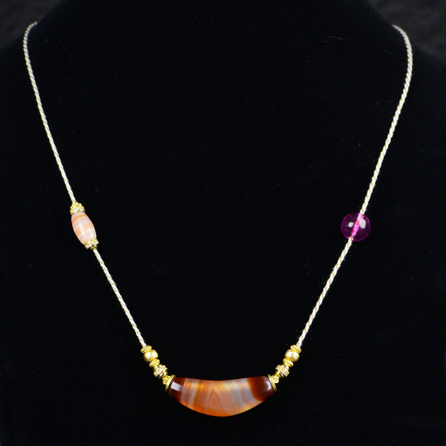 Vajra Bull Horn-Shaped Vein Agate Necklace