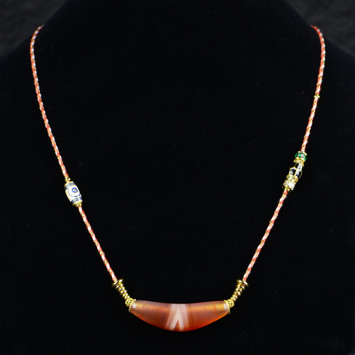 Vajra Bull Horn-Shaped Vein Agate Necklace