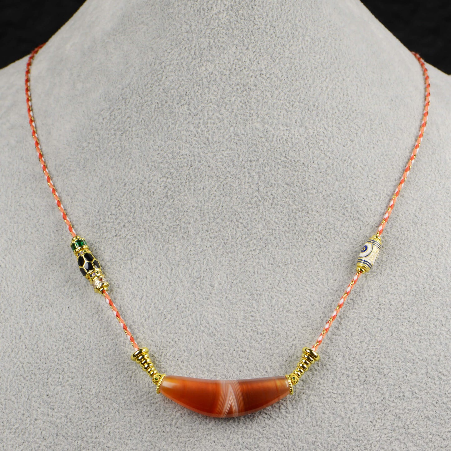 Vajra Bull Horn-Shaped Vein Agate Necklace