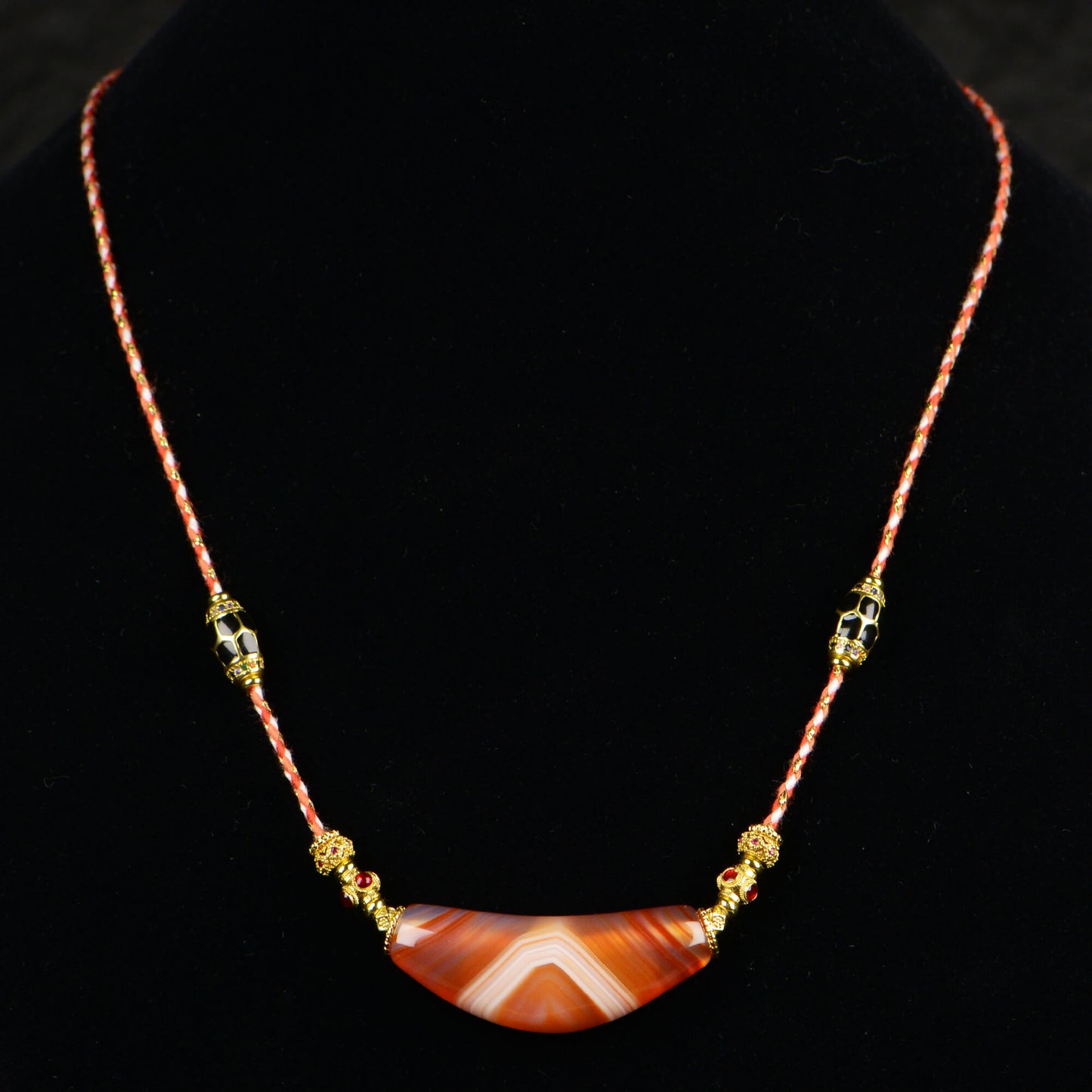Vajra Bull Horn-Shaped Vein Agate Necklace