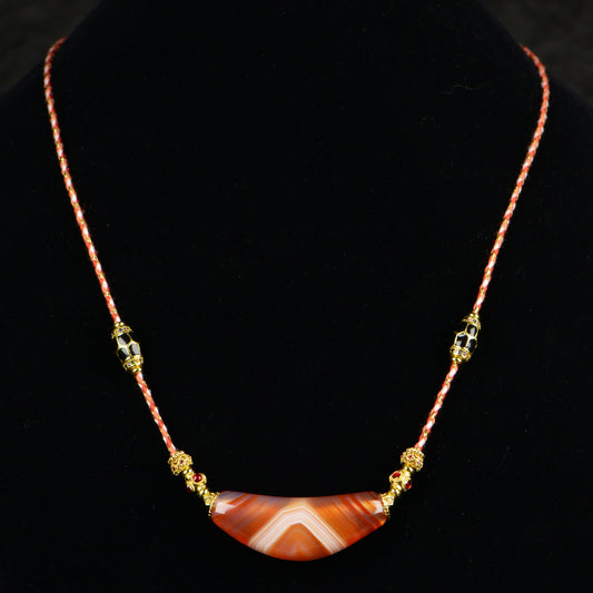 Vajra Bull Horn-Shaped Vein Agate Necklace