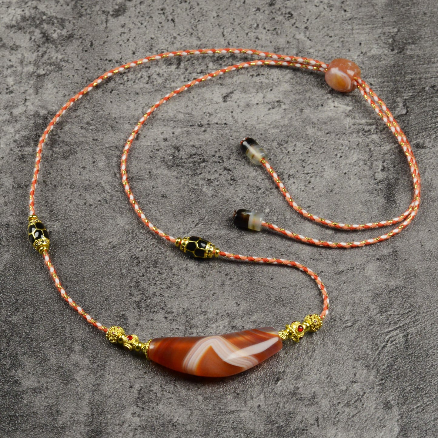 Vajra Bull Horn-Shaped Vein Agate Necklace