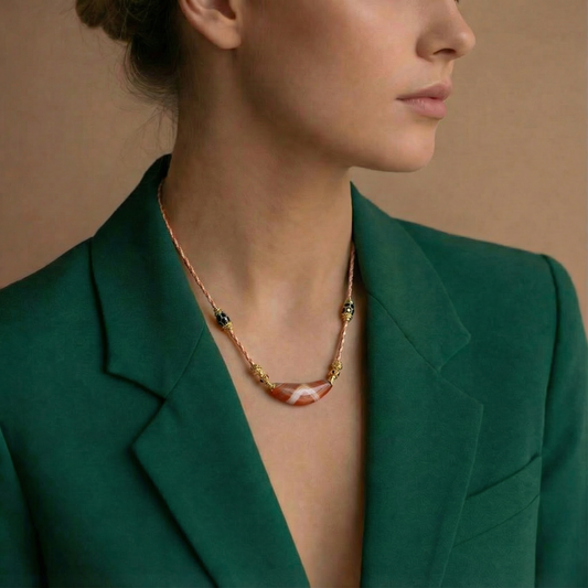 Vajra Bull Horn-Shaped Vein Agate Necklace