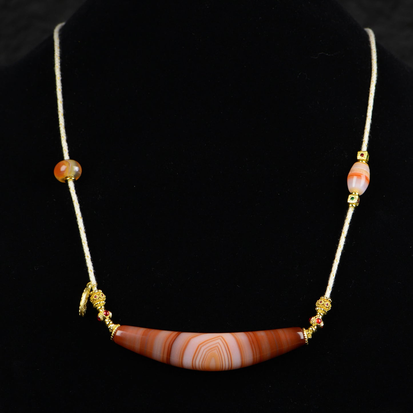 Vajra Bull Horn-Shaped Vein Agate Necklace