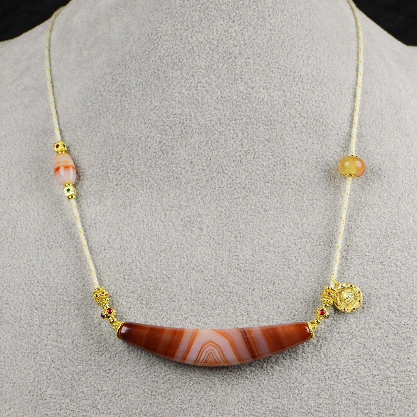 Vajra Bull Horn-Shaped Vein Agate Necklace