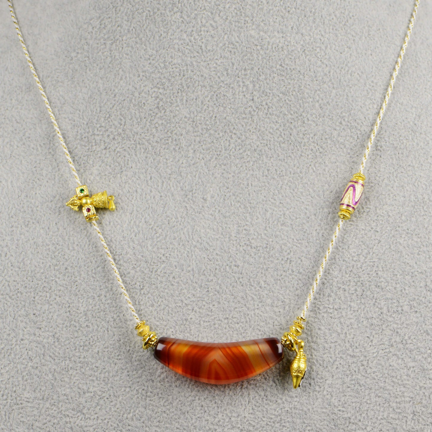 Vajra Bull Horn-Shaped Vein Agate Necklace