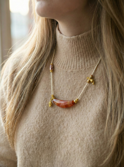 Vajra Bull Horn-Shaped Vein Agate Necklace