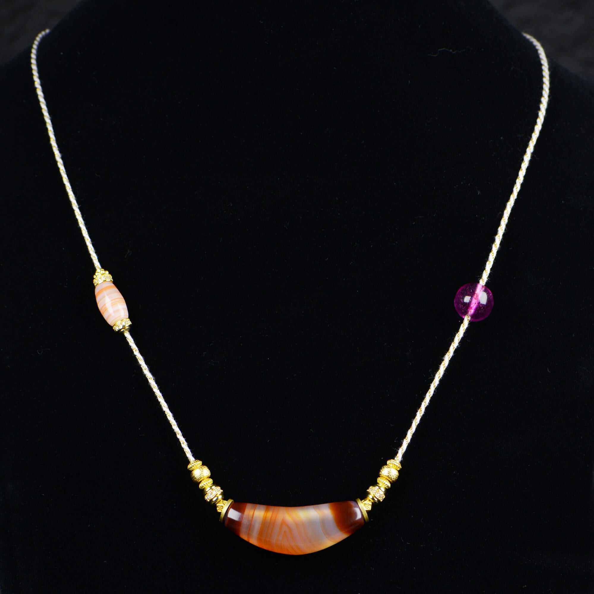 Bull Horn-Shaped Vein Agate Necklace