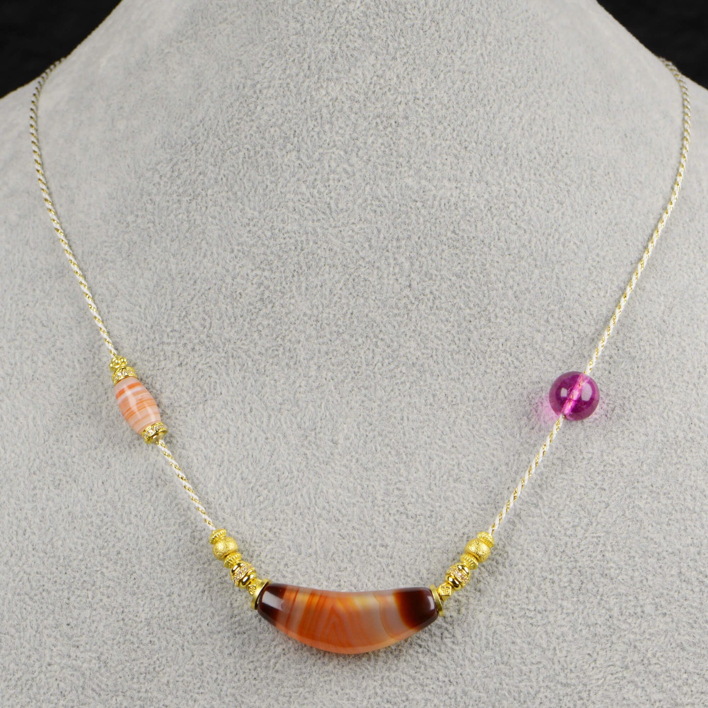 Vajra Bull Horn-Shaped Vein Agate Necklace
