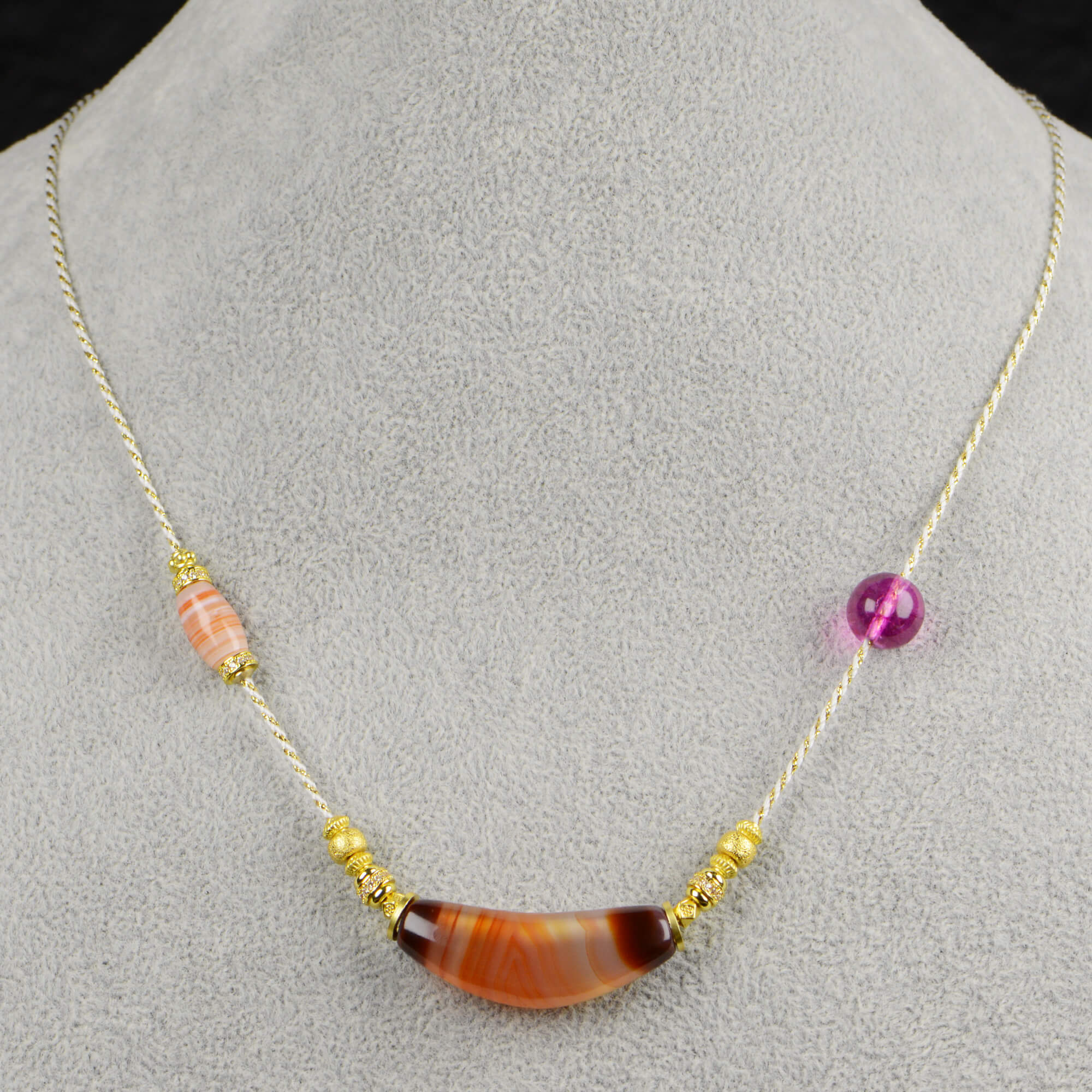 Bull Horn-Shaped Vein Agate Necklace