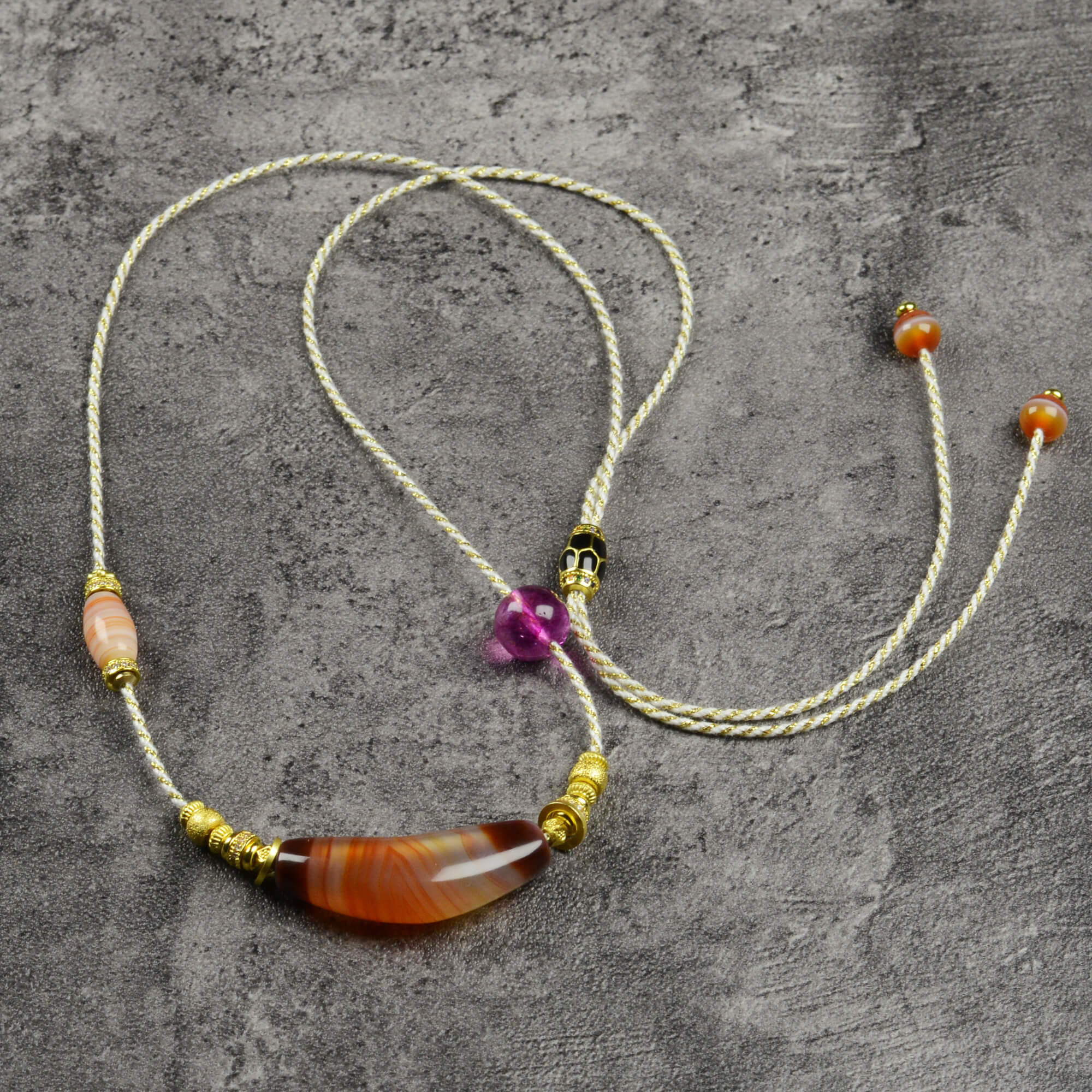Bull Horn-Shaped Vein Agate Necklace