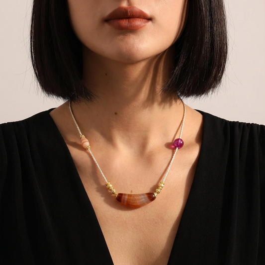 Vajra Bull Horn-Shaped Vein Agate Necklace