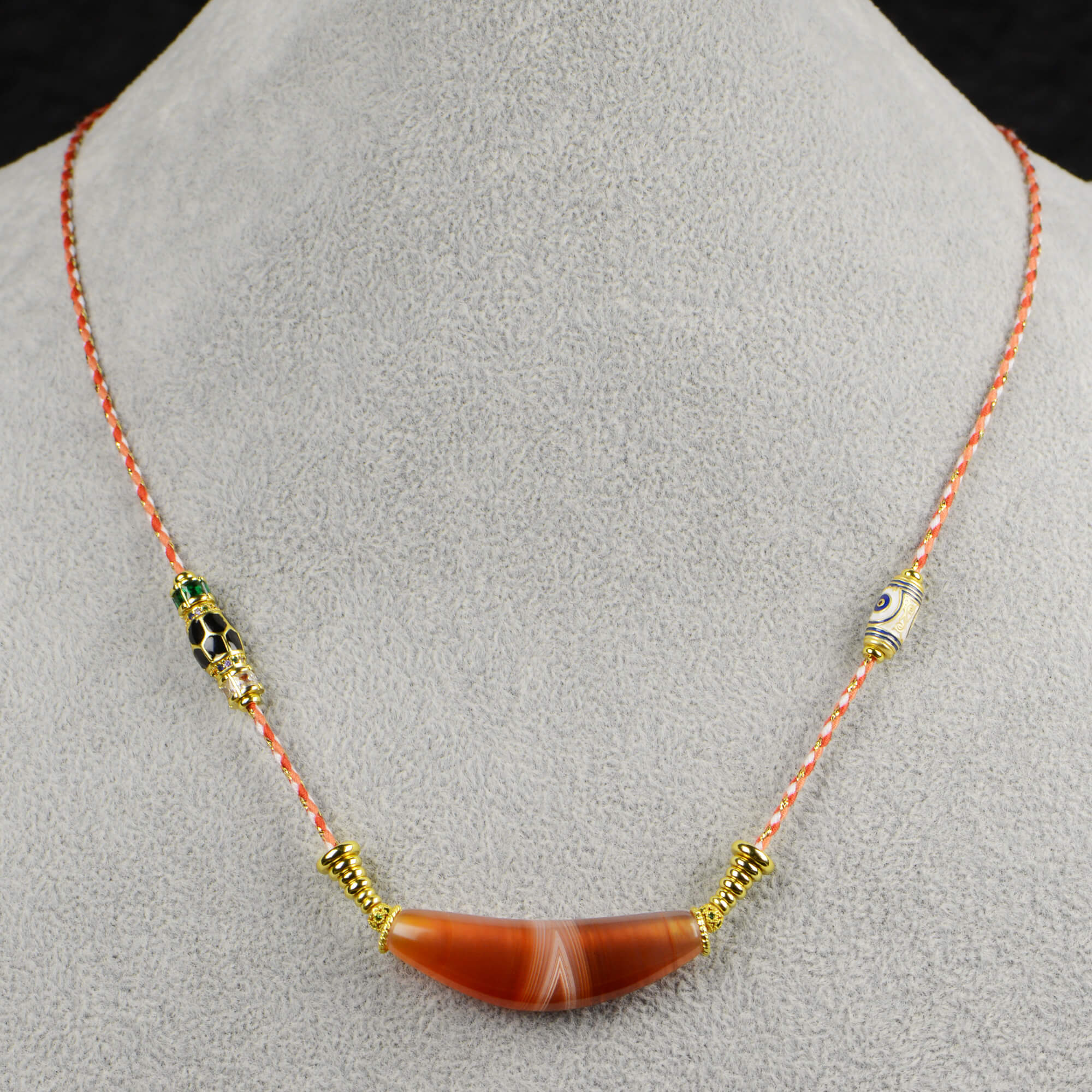 Bull Horn-Shaped Vein Agate Necklace