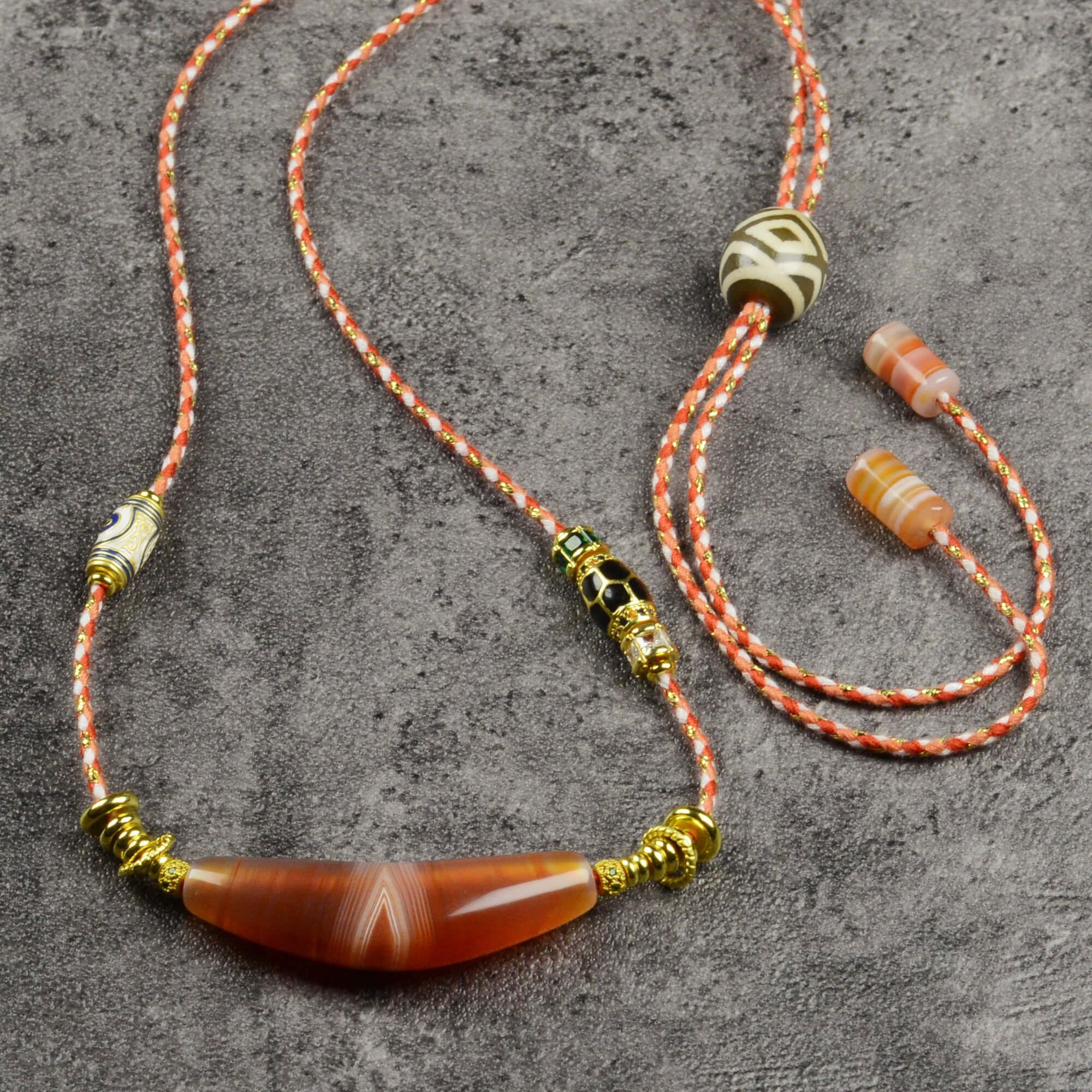 Bull Horn-Shaped Vein Agate Necklace