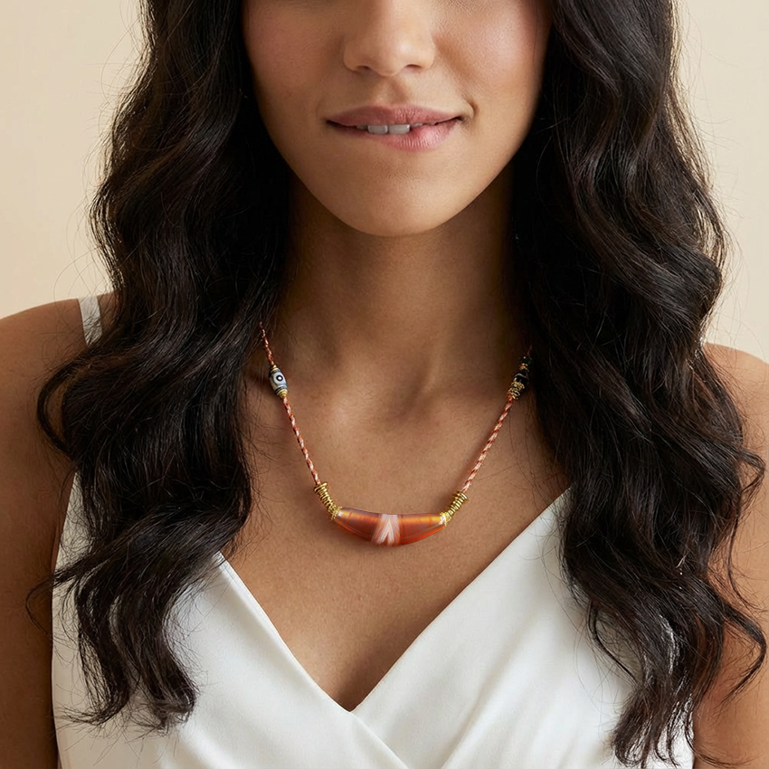 Vajra Bull Horn-Shaped Vein Agate Necklace