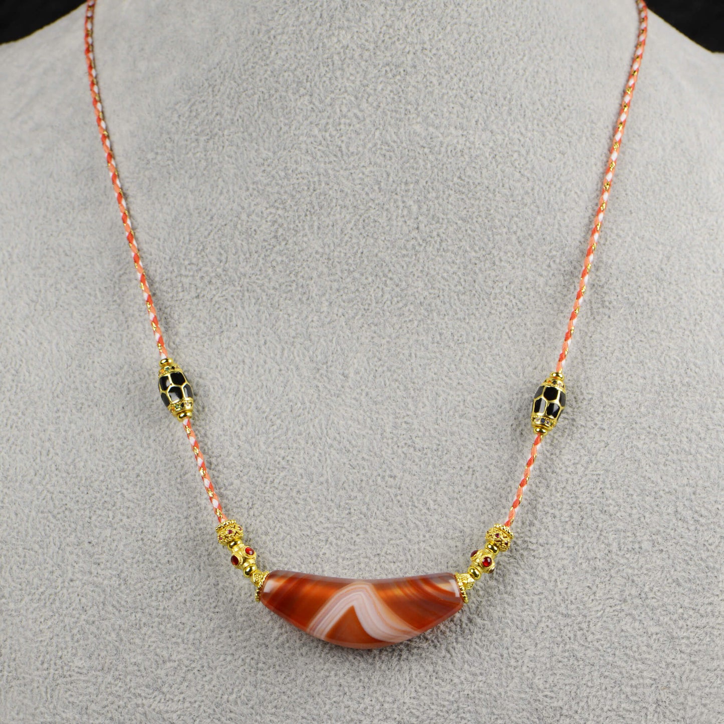 Vajra Bull Horn-Shaped Vein Agate Necklace