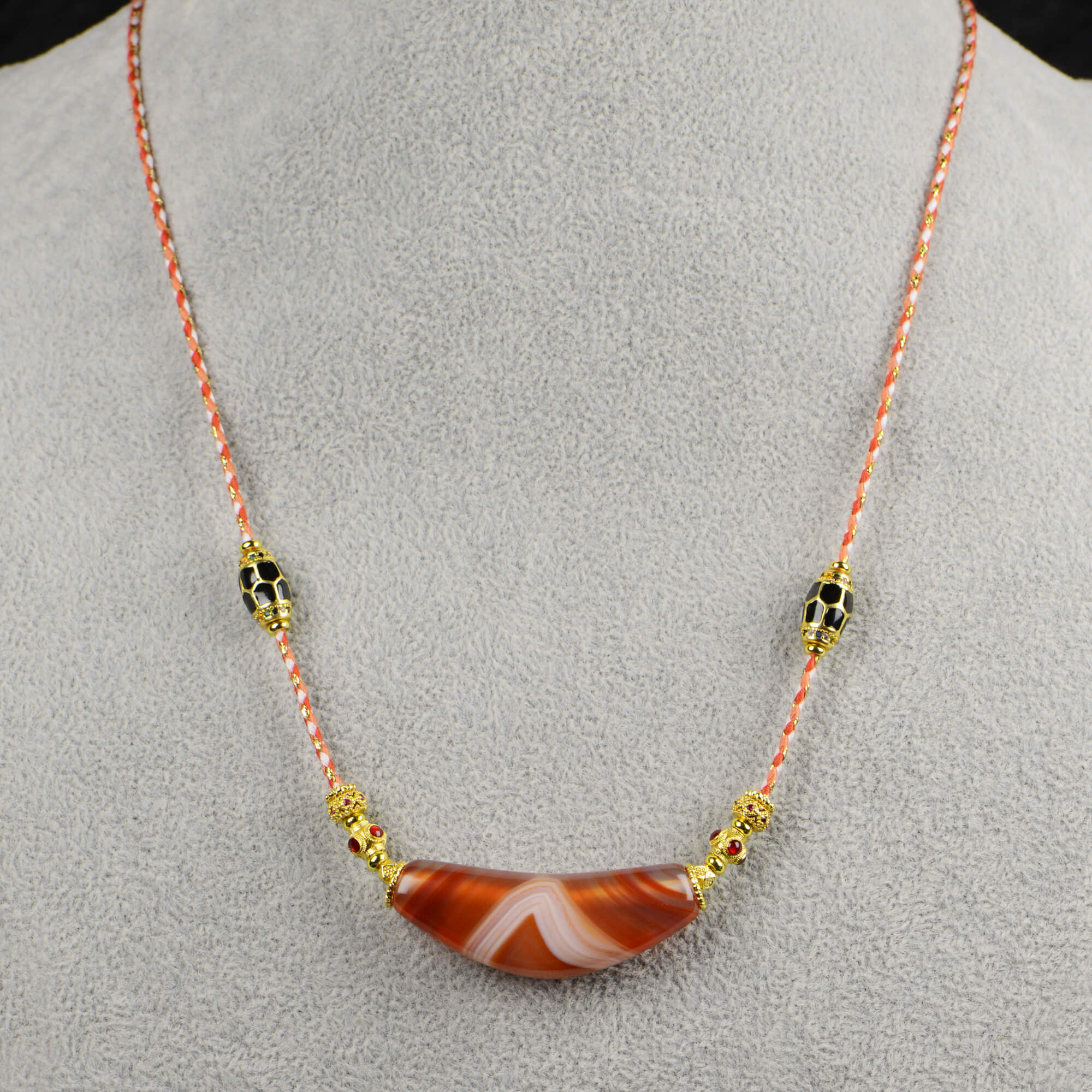 Bull Horn-Shaped Vein Agate Necklace