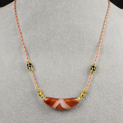 Vajra Bull Horn-Shaped Vein Agate Necklace