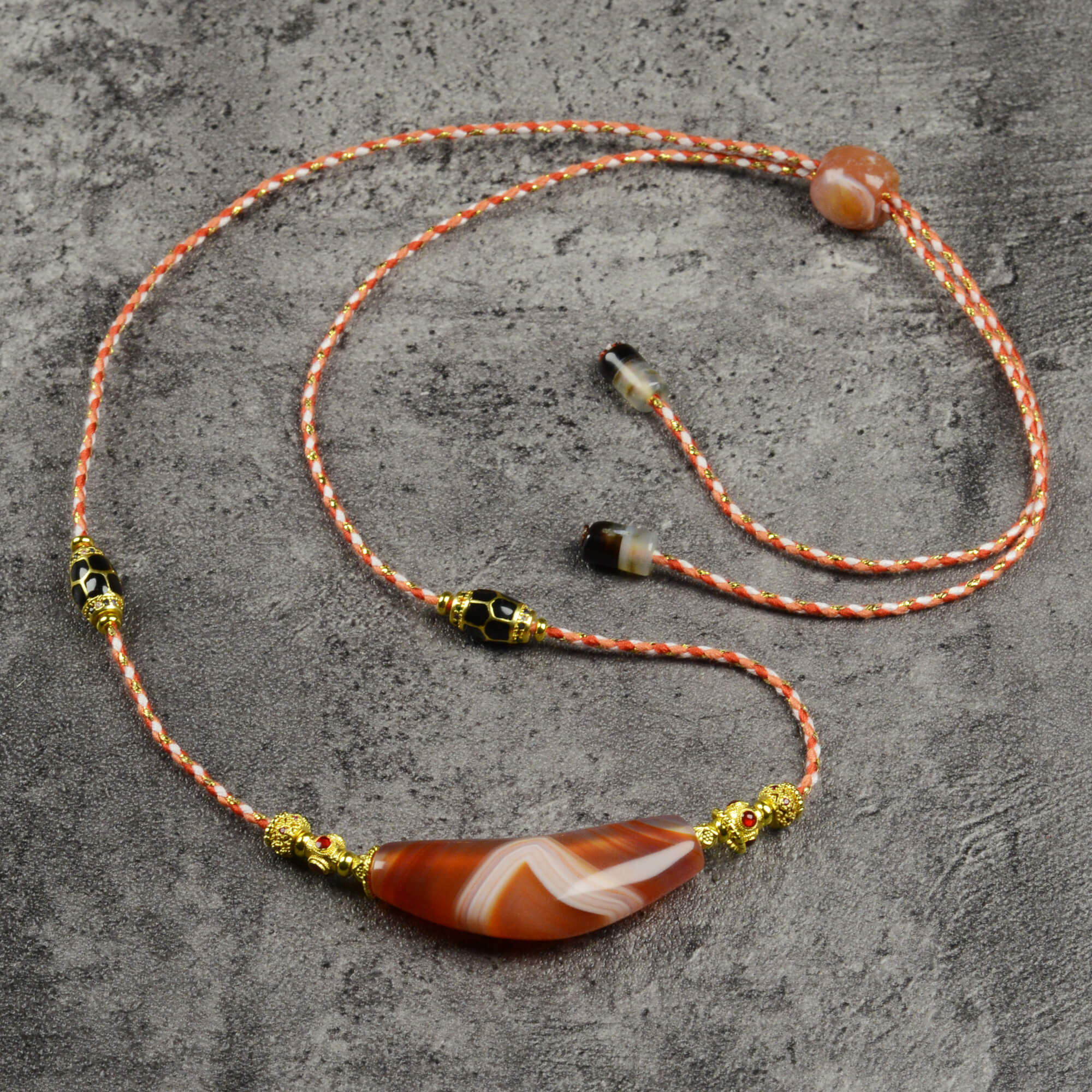 Bull Horn-Shaped Vein Agate Necklace