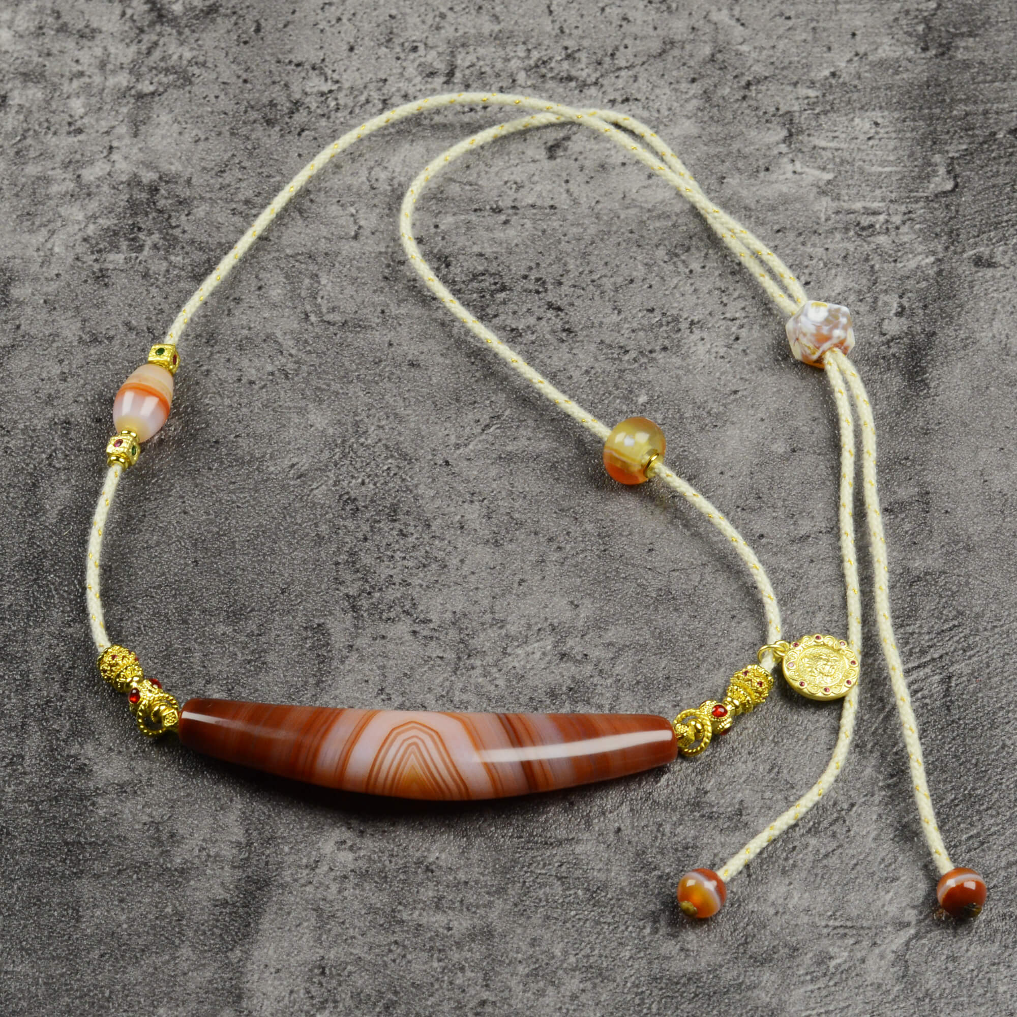 Bull Horn-Shaped Vein Agate Necklace